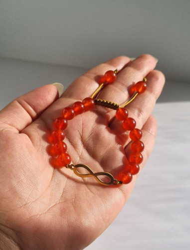 دستبند پلاک بینهایت و سنگ عقیق سرخ